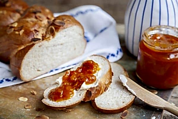 vegan fonottkalacs lekvarral napfenyes cukraszat