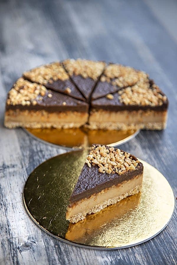 vegan guletnmentes snickers torta napfenyes cukraszat